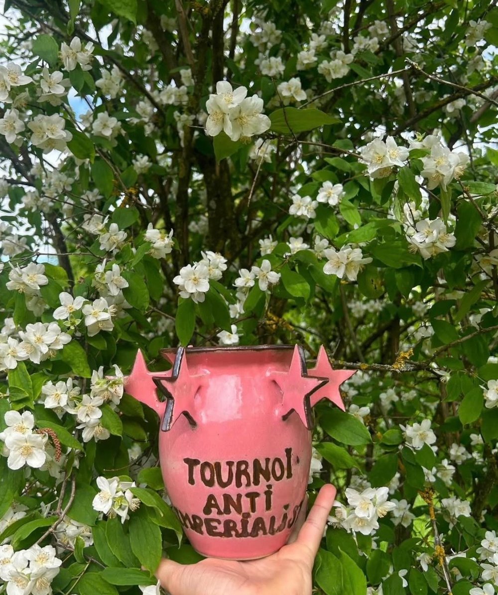 Der Pokal des vom FC Hardegger organisierten Antiimperialistischen Turniers: rosa, mit Stern und der Aufschrift „Antiimperialistisches Turnier“