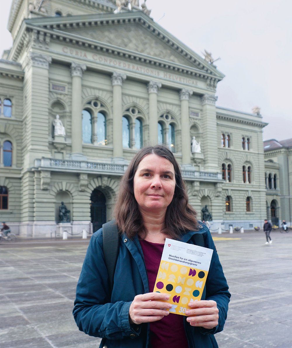 Alma Wiecken steht vor dem Bundeshaus in Bern.