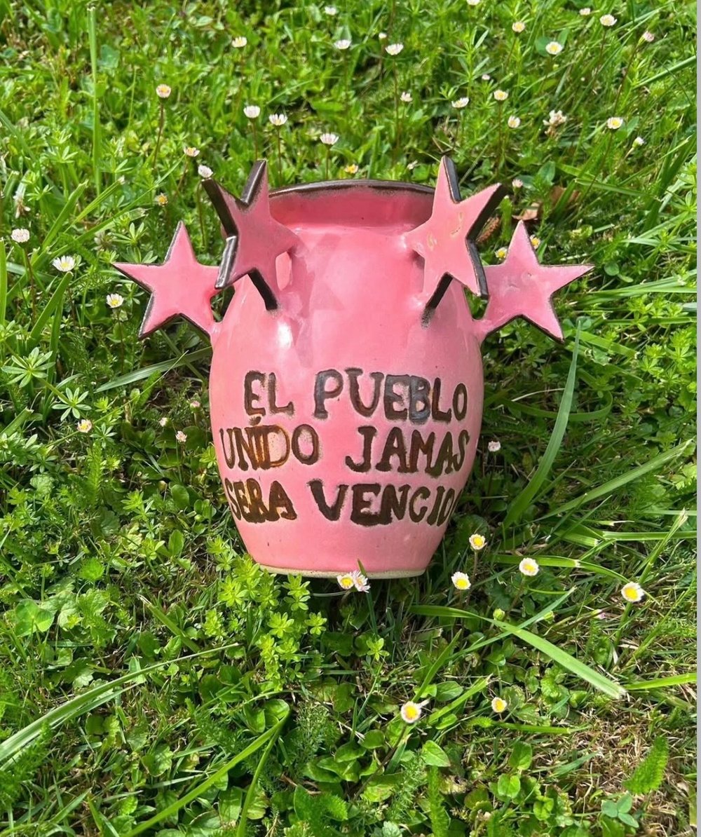 La coupe porte la mention "El pueblo unido jamás será vencido" (« Le peuple uni jamais ne sera vaincu »).