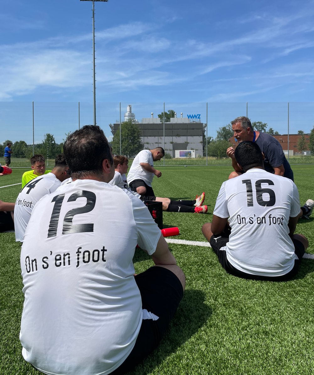 Des joueurs sont assis sur le terrain de football à Épalinges.