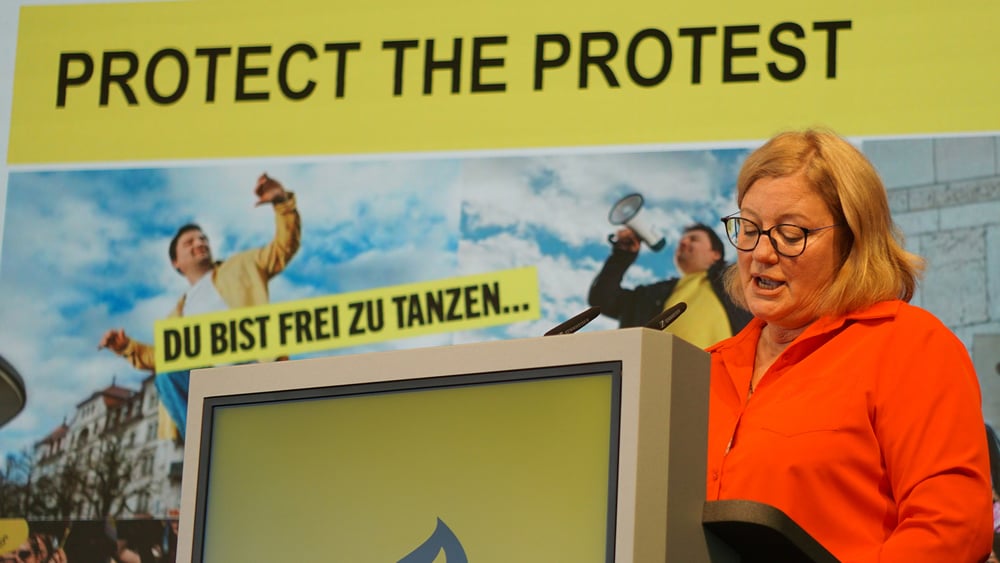 Die Co-Geschäftsleiterin von Amnesty Schweiz, Alexandra Karle, am Rednerpult.