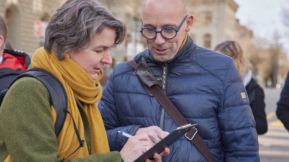 In der ganzen Schweiz haben Tausende , darunter auch Amnesty-Aktivist*innen, selbst bei frostiger Kälte Unterschriften gesammelt. © konzernverantwortung.ch