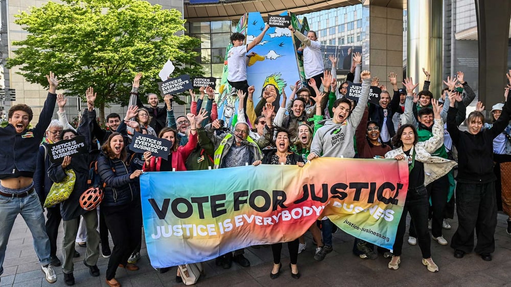 Aktion vor dem vor dem EU-Parlament in Brüssel vom 1. Juni: Die zivilgesellschaftliche Kampagne «Justice is Everybody’s Business» setzt sich für effektive Sorgfaltspflichtgesetze für Unternehmen ein. © Friends of Earth Europe