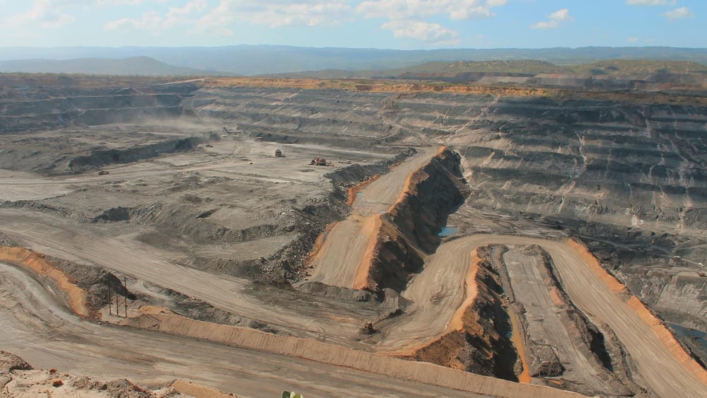 Massive Eingriffe in die Umwelt - mit gravierenden Folgen auch für die lokale Bevölkerung. Kohlemine in Kolumbien © Paola Serna / shutterstock.com