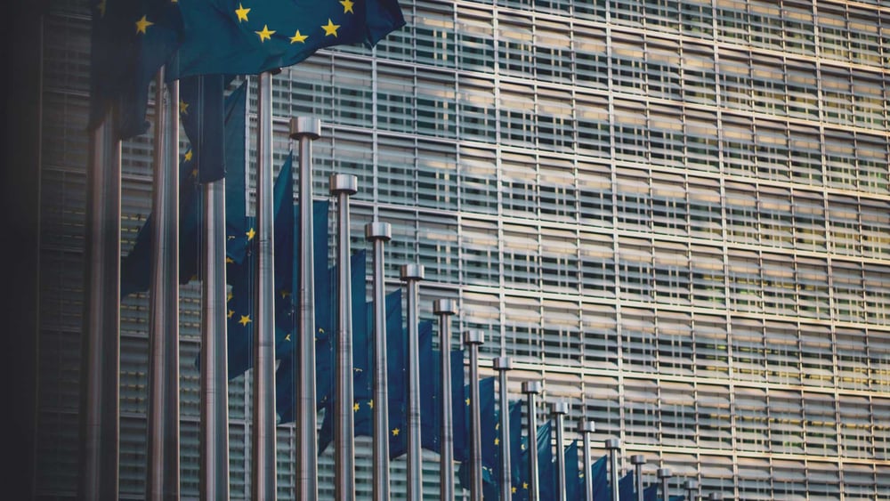 Flaggen vor dem Gebäude der EU-Kommission in Brüssel. ©  Christian Lue