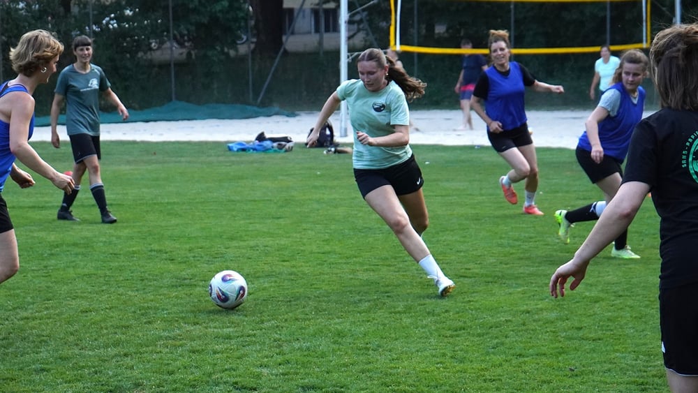 Eine Spielerin macht sich bereit, den Ball zu schlagen.