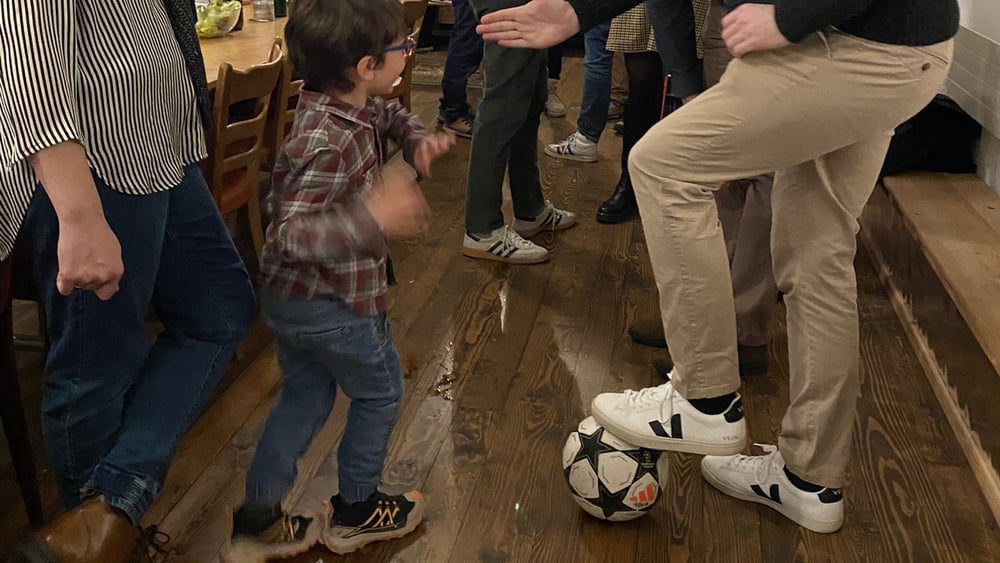 Ein Kind spielt mit den Spielern des IFCB.
