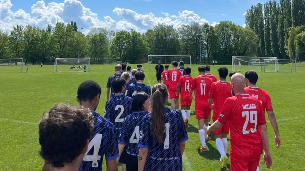 Die Spieler*innen des FC Hardegger und des FC POP betreten das Spielfeld.