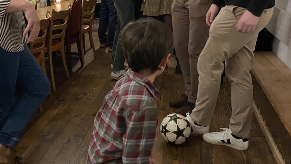 Ein Kind spielt mit den Spielern des IFCB.