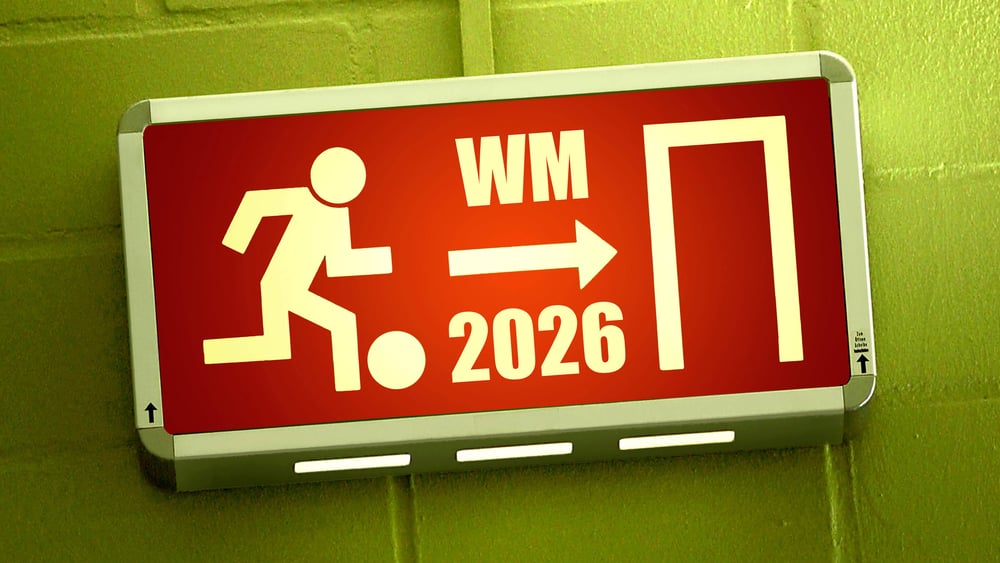 Eine Leutchttafel, wie es sie für Notausgänge gibt, mit dem Text WM 2026 und einem Fussball-Strichmännchen.