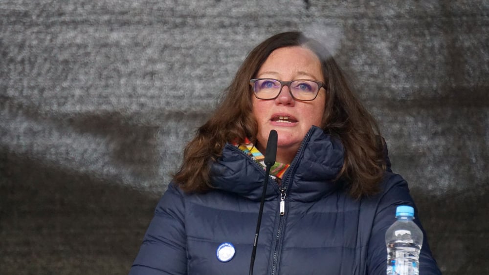 Amnesty-Schweiz Geschäftsleiterin Alexandra Karle an der Kundgebung für Frieden in der Ukraine vom 2. April 2022 in Bern.