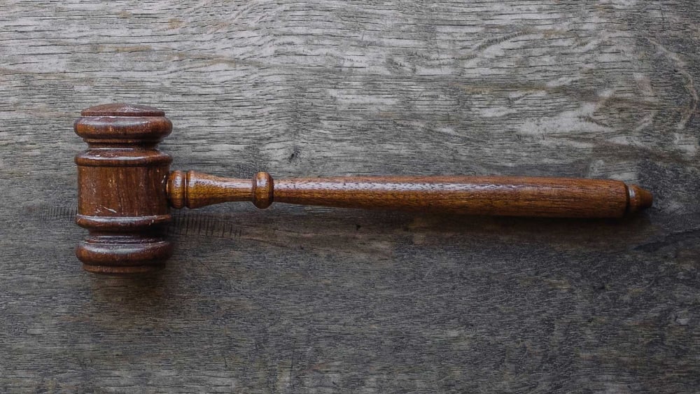 Zyad el-Elaimy, Hossam Moanis und Hisham Fouad wurden in unfairen Verfahren zu Haftstrafen verurteilt, weil sie die ägyptischen Behörden kritisiert hatten. © Unsplash