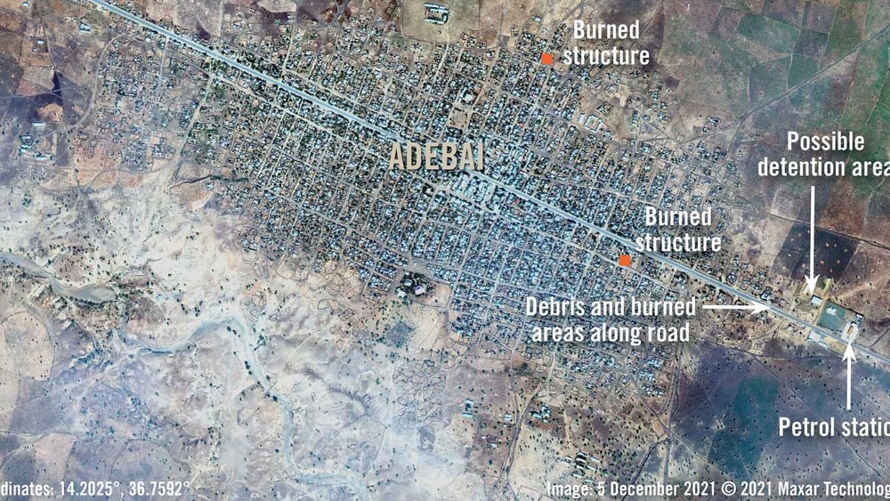 Satellitenbild der Stadt Adebai in der nordäthiopischen Verwaltungszone West-Tigray, das einen Überblick über die Schäden und einen möglichen Haftort zeigt. © Amnesty International; Satellitenbild mit freundlicher Genehmigung von Maxar Images. 2021