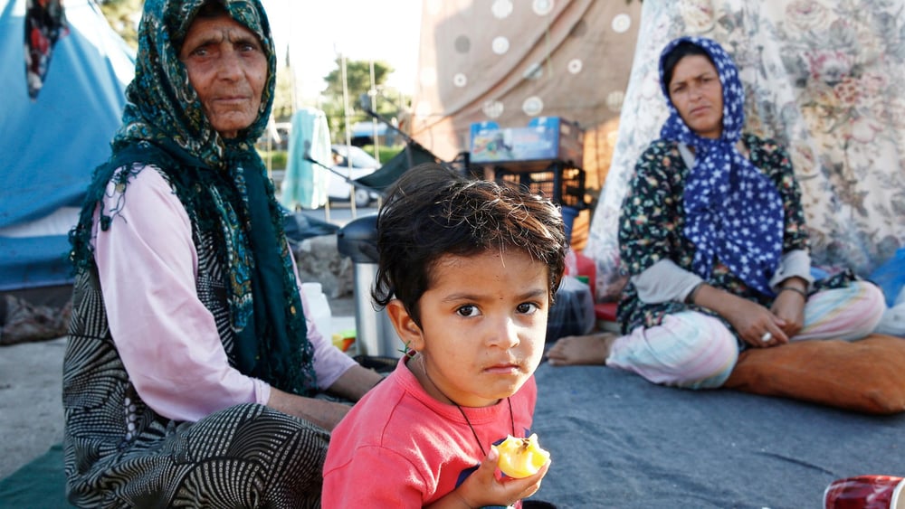 Viele afghanische Flüchtlinge sitzen in europäischen Flüchtlingscamps fest, wie diese Familie, die fünf Monate am alten Flughafen von Elliniko bei Athen ausharren musste. © Giorgos Moutafis/Amnesty International