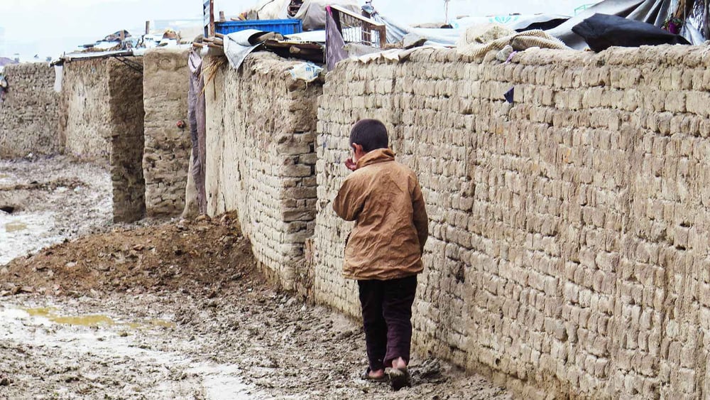 Ein Kind im Lager für intern Vertriebene von Chaman-e-babrak in Kabul. © Amnesty International