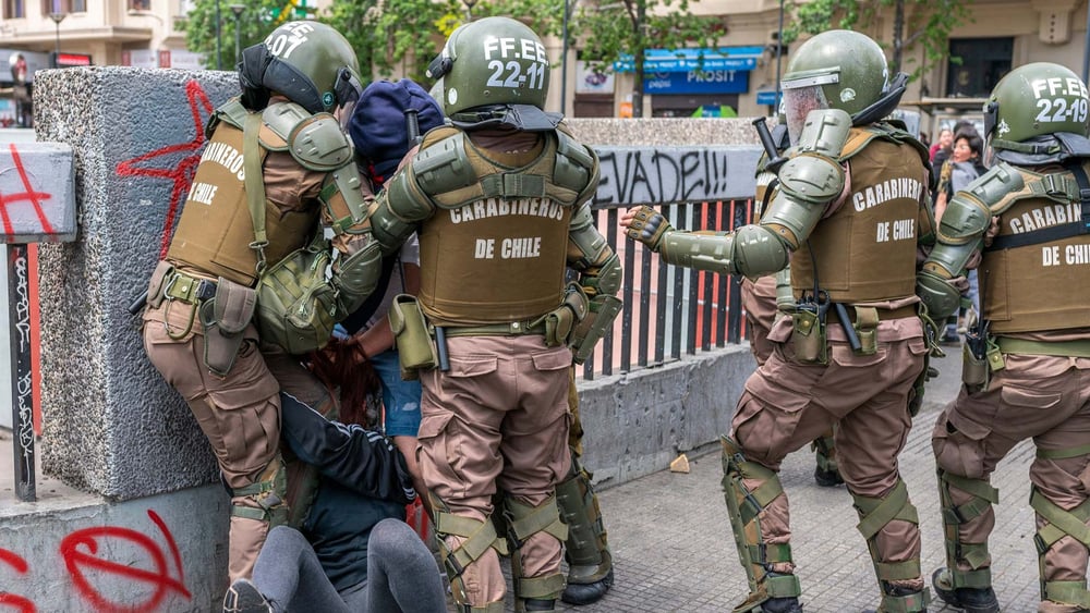 Polizisten verhaften einen Demonstranten in Santiago de Chile, 19. Oktober 2019. © abriendomundo / shutterstock.com