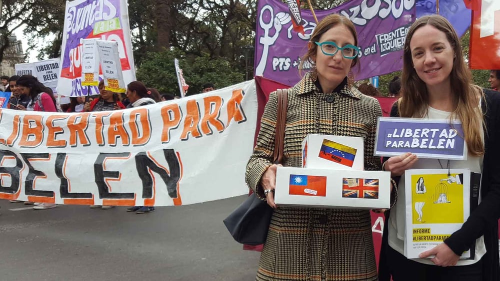 Übergabe von 120'000 Unterschriften, die Amnesty weltweit für die Freilassung der Argentinierin Belén gesammelt hatte (Juli 2016): © Amnistía Internacional Argentina