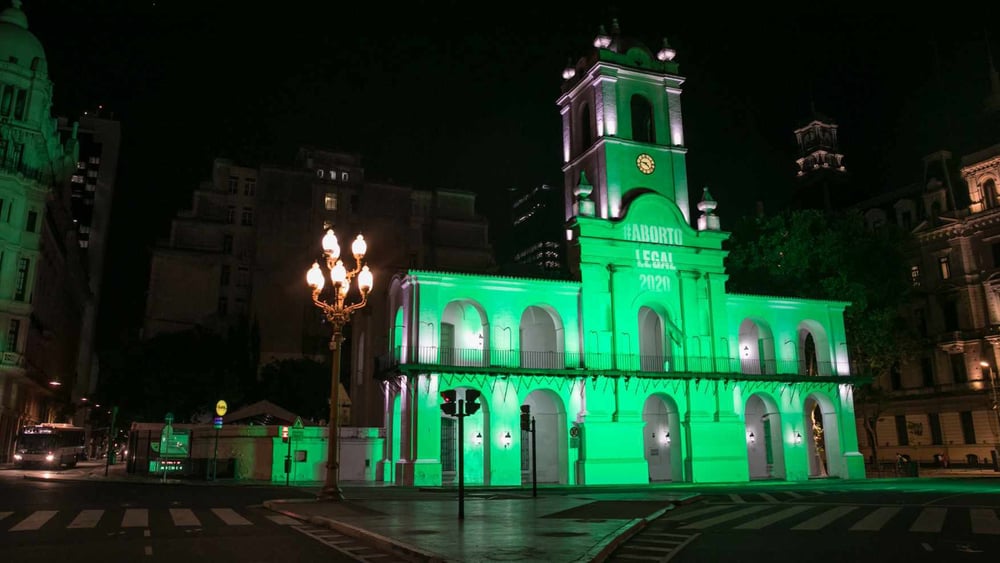 Im November hat Amnesty International das Cabildo, eines der bekanntesten Gebäude in Buenos Aires, mit den grünen Farben der Bewegung für legalen Schwangerschaftsabbruch beleuchtet, um die Kampagne besser sichtbar zu machen. © Amnesty International