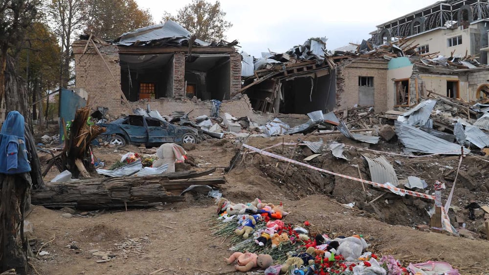 In der Stadt Ganja wurden am 11. Oktober 2020 beim Einschlag einer ballistischen SCUD-B-Rakete, die von armenischen Streitkräften abgefeuert worden war, 10 Zivilpersonen getötet. ©AI