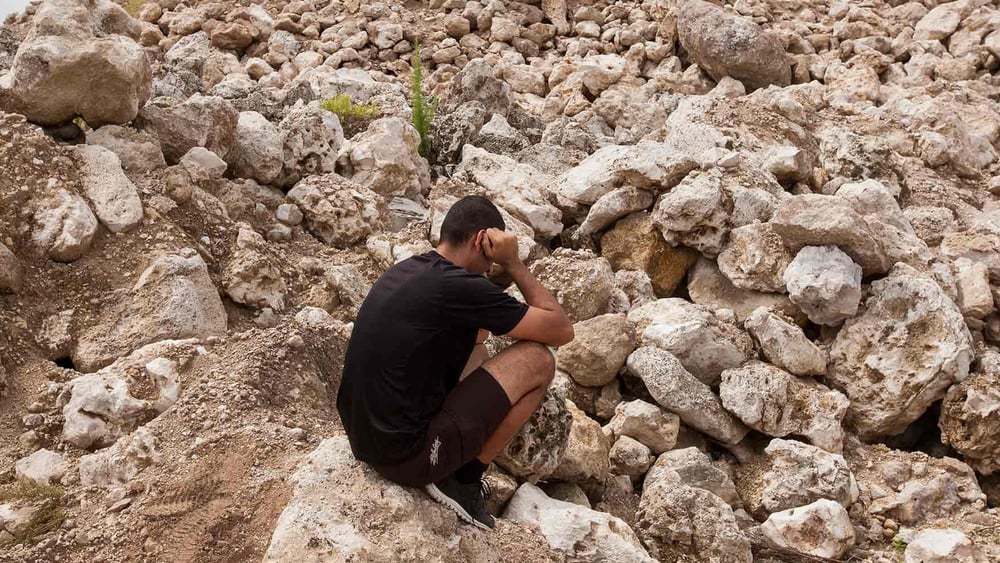 Ein iranischer Flüchtling sitzt in einer verlassenen Phosphatmine auf der Insel Nauru. © Rémi Chauvin