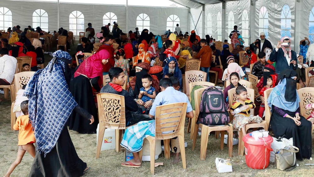 Rohingya-Flüchtlinge warten am 4. Dezember 2020  darauf, an Bord eines Schiffes der Marine von Bangladesch zu gehen, um zur Insel Bhashan Char transportiert zu werden. © Mamunur Rashid / shutterstock.com