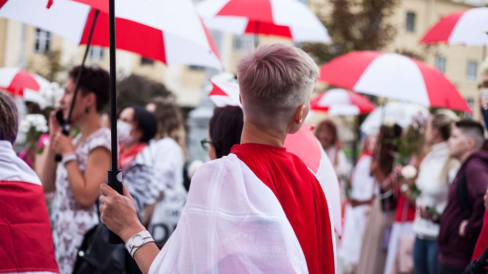 In den rot-weissen Farben der ehemaligen Fahne von Belarus protestieren Frauen seit Monaten gegen die Ergebnisse der Präsidentschaftswahlen 2020. © zhuk _ ladybug / shutterstock.com