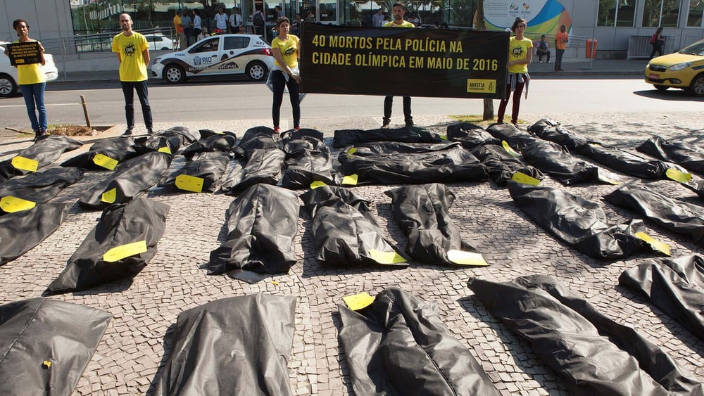 Aktion mit 40 Leichensäcken symbolisch für die von der Polizei getöteten Menschen. Rio de Janeiro, 27. Juli 2016© Felipe Varanda/Amnesty International