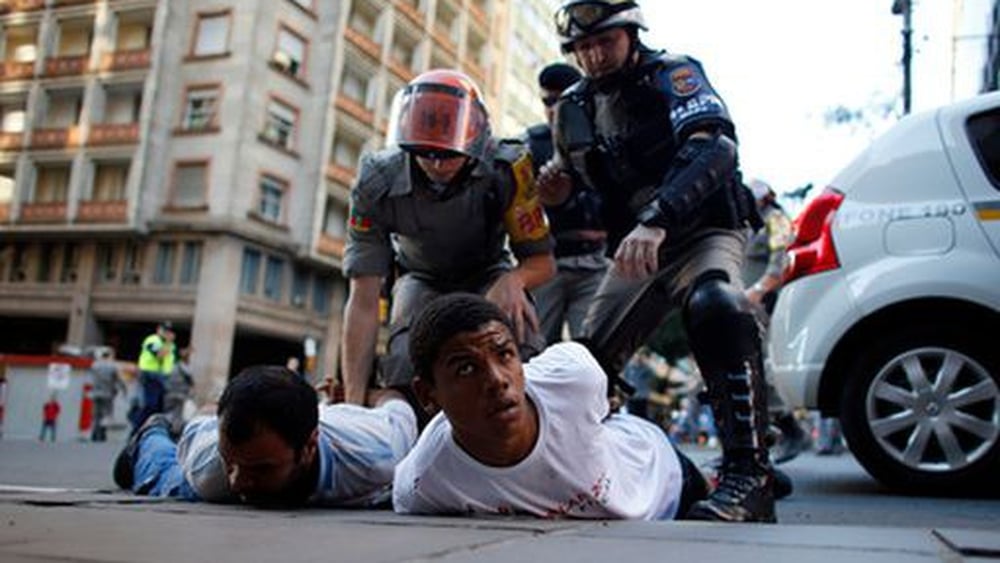 Die Polizei bei der Festnahme von zwei Demonstranten in Porto Alegre, Juni 2014. © MARKO DJURICA/Reuters/Corbis