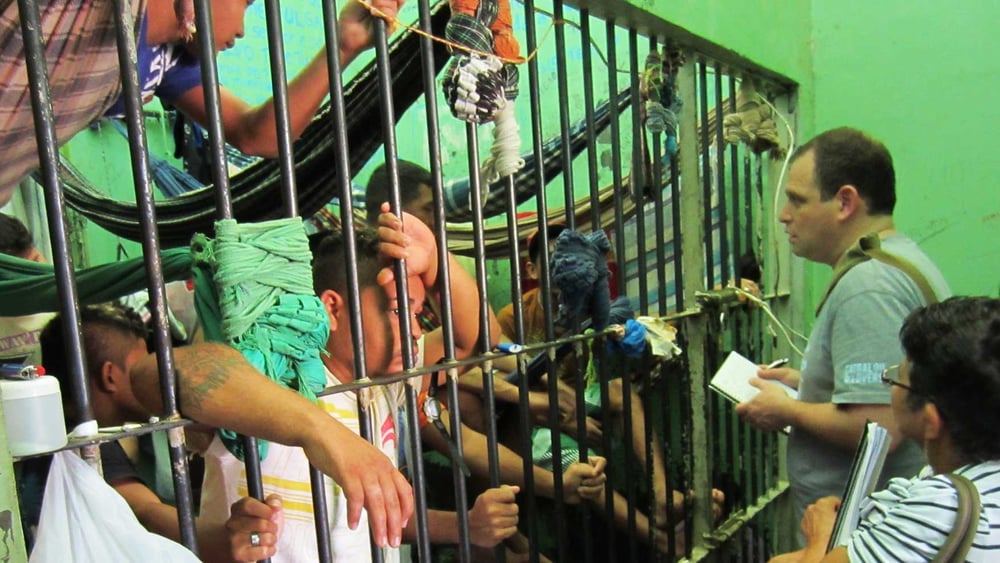 Ein Researcher von Amnesty International besucht ein Gefängnis in Brasilien, März 2013. © Amnesty International