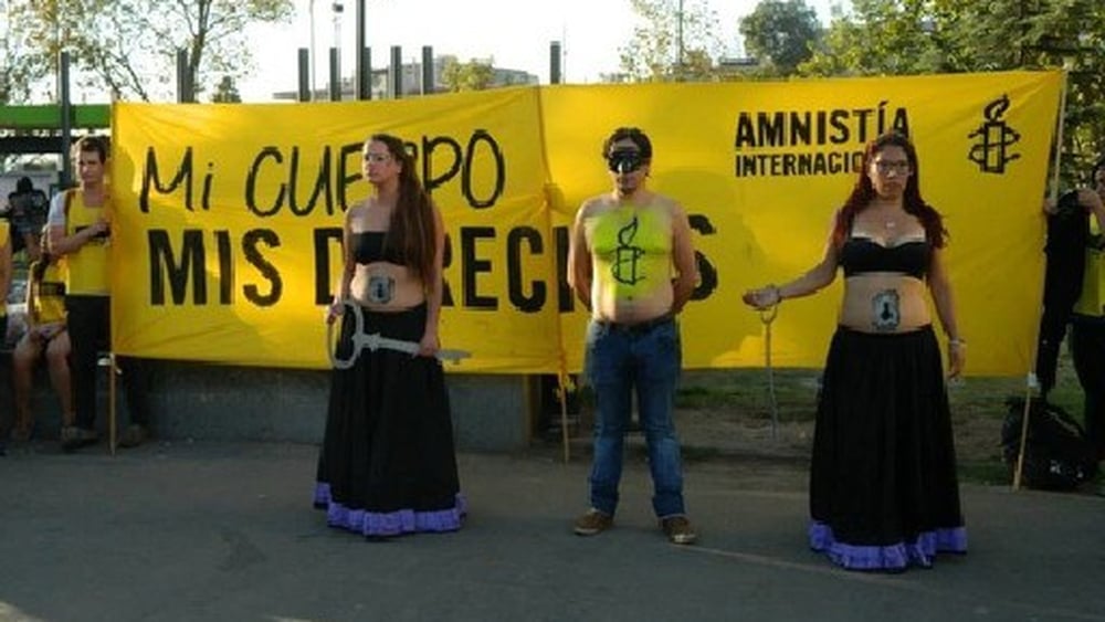 AI Aktivistinnen demonstrieren für das Recht selbst entscheiden zu können, ob und wann sie Kinder bekommen möchten. Santiago, Chile 2014.