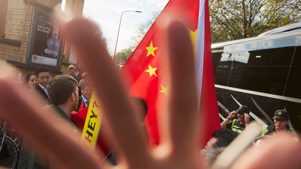 Bei einer Aktion in Den Haag zu den Internierungslagern in Xinjiang trafen Amnesty-Mitglieder auf eine Gruppe von Anhängern der chinesischen Regierung.