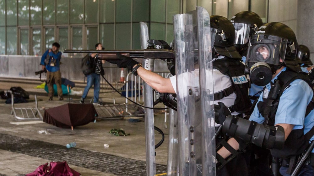 Die Polizei setzt Tränengas, Gummigeschosse, Pfefferspray und Schlagstöcke ein, um die Demonstrantinnen und Demonstranten zu vertreiben. © Jimmy Lam / everydayaphoto