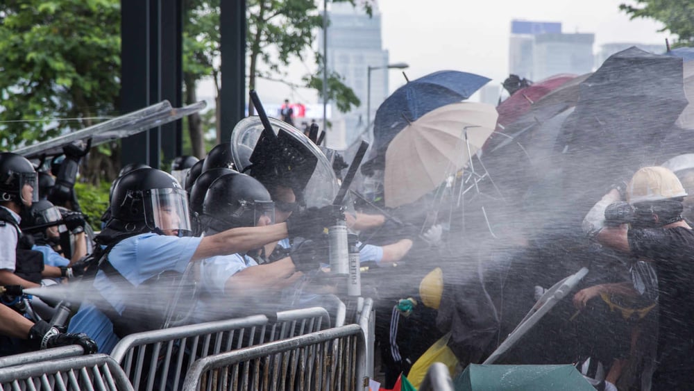 Zusammenstoss zwischen Polizei und Protestierenden, Hongkong, Juli 2019. © Jimmy Lam @everydayaphoto