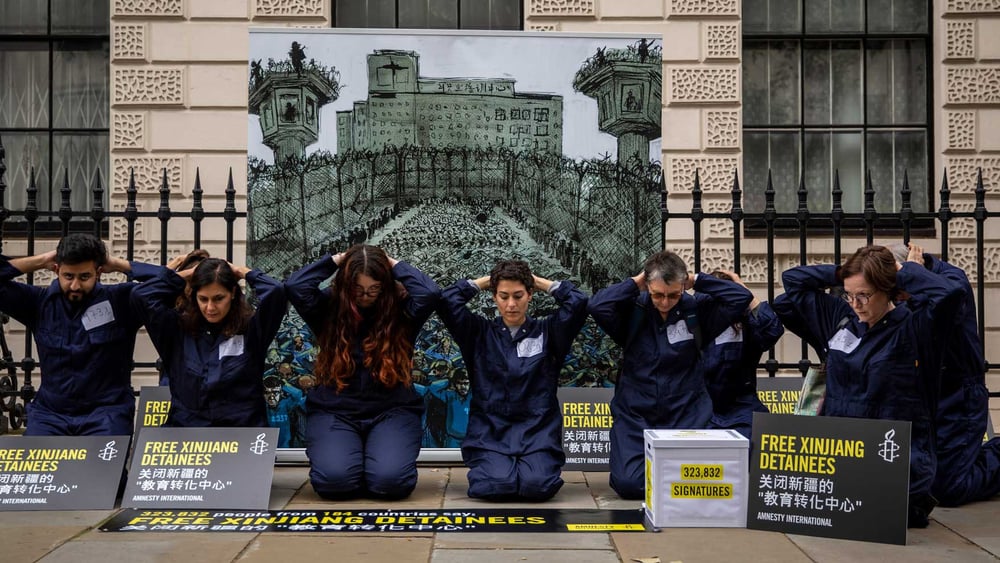 Übergabe der Petition bei der chinesischen Botschaft in London: Mehr als 320'000 Menschen fordern die Freilassung aller in Internierungslagern und Gefängnissen in Xinjiang inhaftierten Personen. © Amnesty International