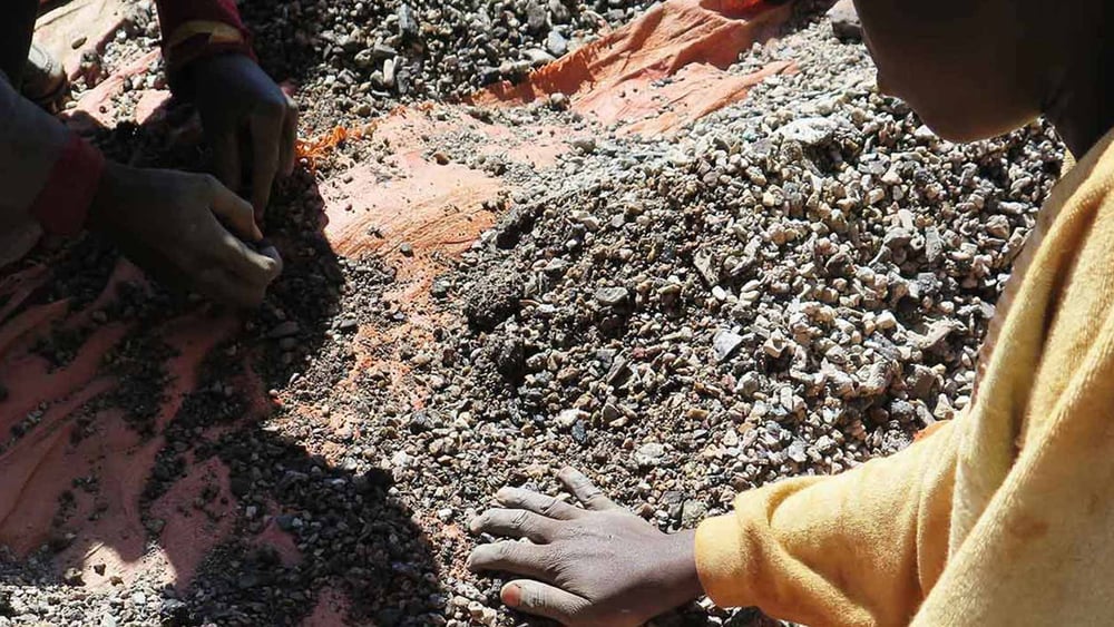 Charles (13) und sein Vater sortieren Steine, die Kobalt enthalten an den Ufern des Malo-Sees ausserhalb von Kolwezi (Demokratische Republik Kongo) Mai 2015 © Amnesty International and Afrewatch