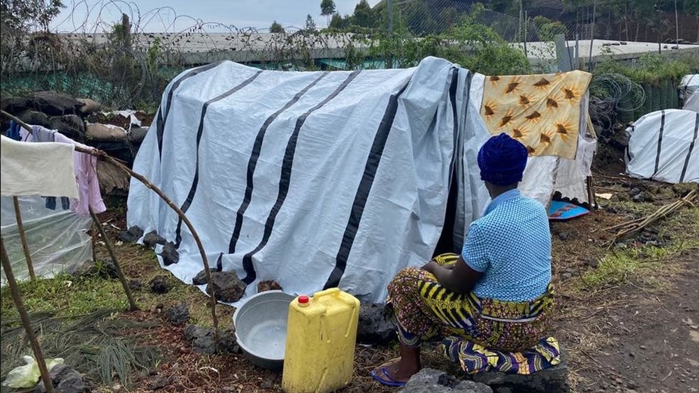 Tausende von Vertriebenen mussten erneut fliehen, nachdem sich die Soldaten nach Kanyarushinya, einem informellen Lager mit über 40'000 Menschen im nördlichen Bezirk von Goma, zurückgezogen hatten. © Amnesty International