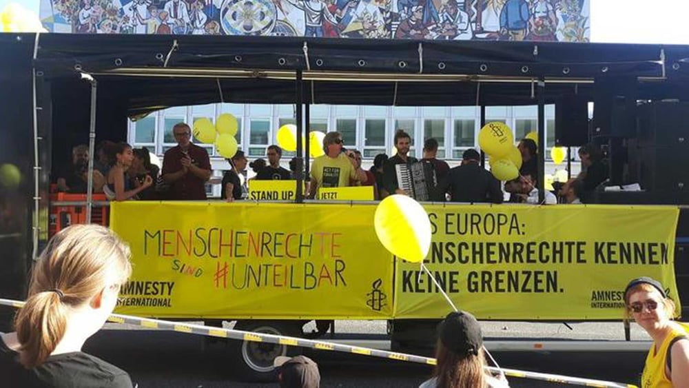 Der «Amnesty-Truck» auf der #unteilbar-Demonstration am 13. Oktober 2018 in Berlin. © AI