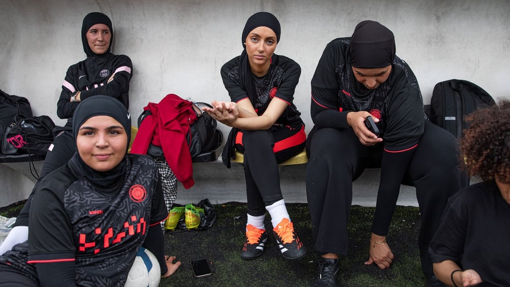Die Fussballspielerinnen des Kollektivs «Les Hijabeuses» setzen sich für die Abschaffung des Hijab-Verbots im französischen Fussball ein. © Catalina Martin-Chico/Panos Pictures
