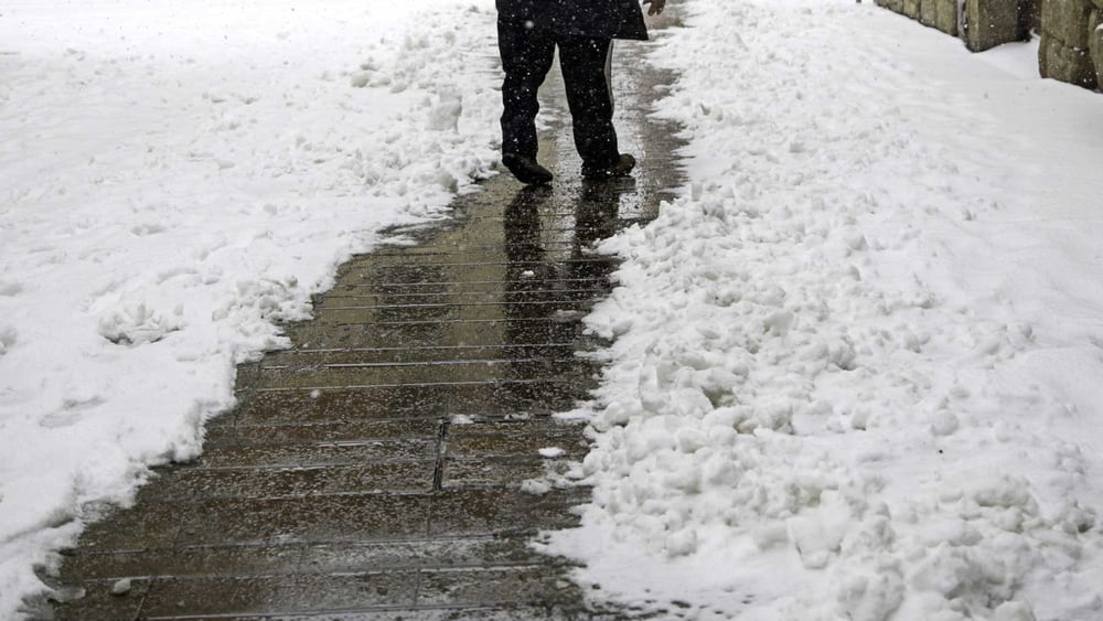 Mangels legaler Möglichkeiten versuchen Asylsuchende von Italien aus über die Berge nach Frankreich zu gelangen – nicht nur im Winter ein gefährliches Unterfangen. © celiafoto / shutterstock.com