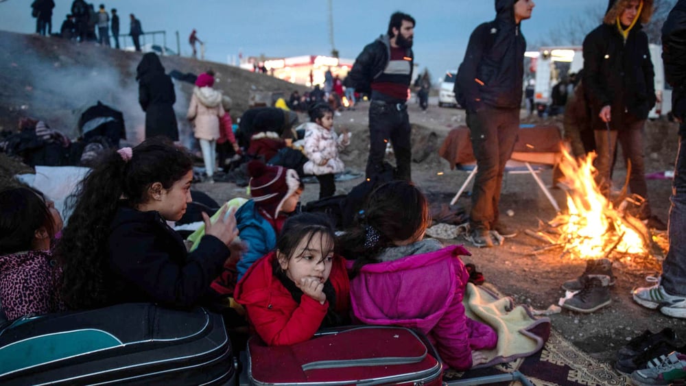 Geflüchtete Menschen wärmen sich an einem Feuer im türkischen Edirne auf. Sie möchten die Grenze zu Griechenland passieren. © BURAK KARA