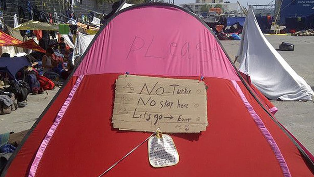 Verzweifelte Botschaften von Flüchtlingen, an einem Zelt im Hafen von Chios. © Amnesty International