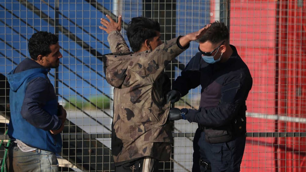 Eine Gruppe von etwa 520 Menschen wurde am 10. Juli von der Küstenwache in der Nähe von Kreta gerettet. Hafen von Lavrio, Griechenland.  © Aristidis Vafeiadakis / imago