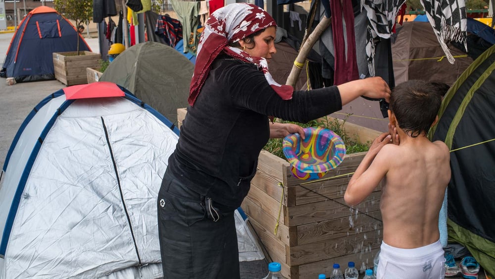 Hunderte von Flüchtlingen schlafen im Freien in Piräus © Amnesty International / Olga Stefatou