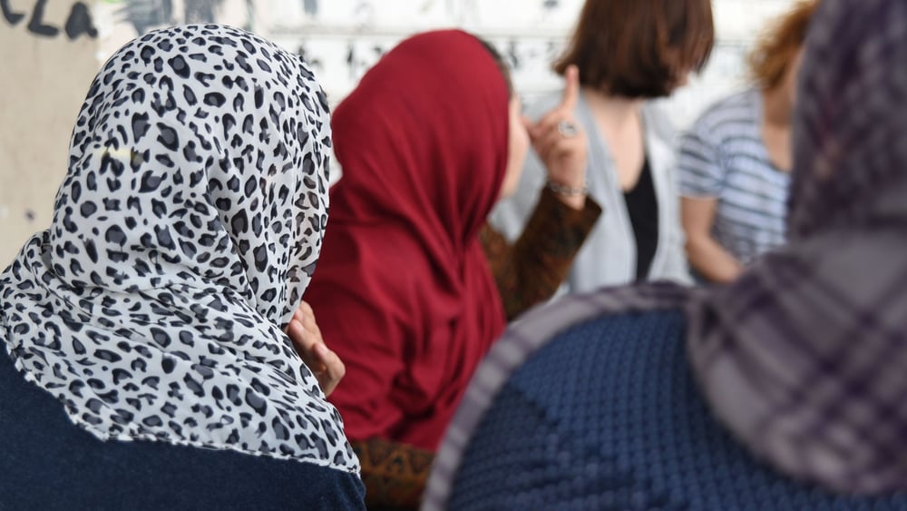 Diskussion mit Frauen ausserhalb des Lagers von Elliniko, 21. Mai 2017. © Lene Christensen/Amnesty International