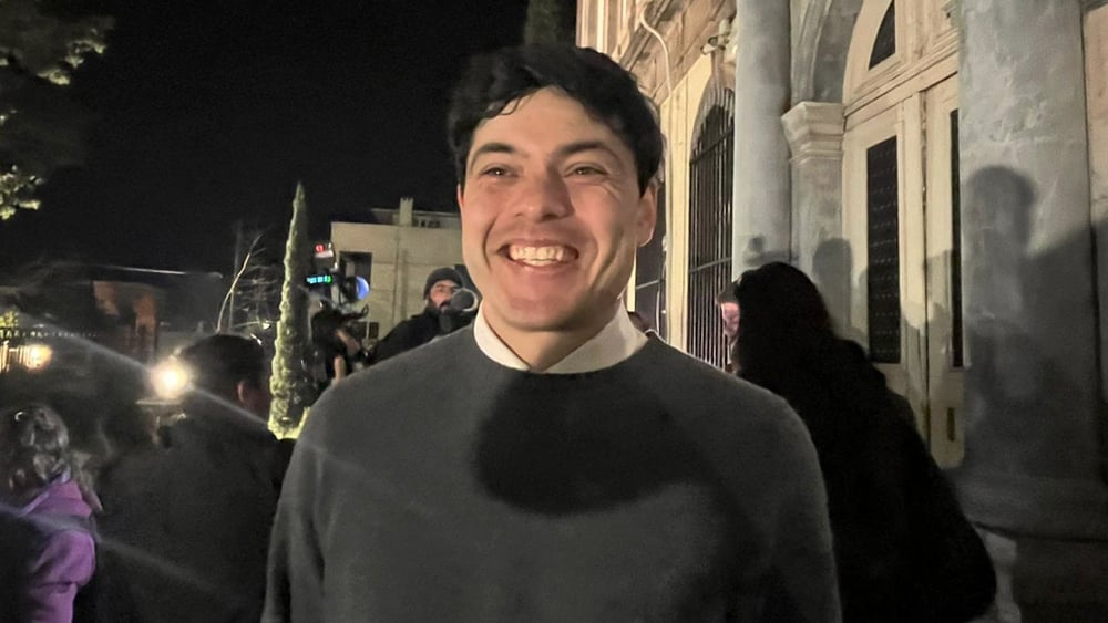 Seán Binder überglücklich nach Verlassen des Gerichsgebäudes. © Amnesty International