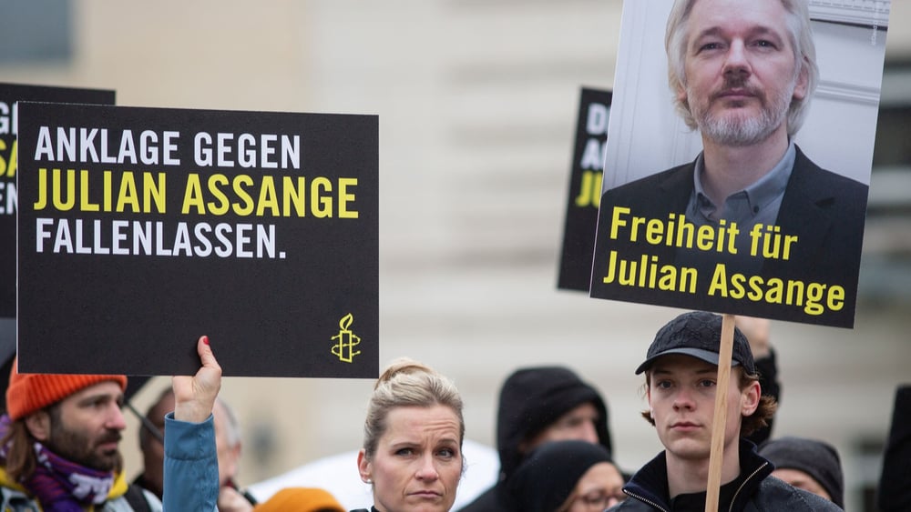 Weltweit kämpften Aktivist*innen für die Freilassung von Julian Assange – nun konnte er das Gefängnis endlich verlassen. © Amnesty Germany/Jarek Godlewski