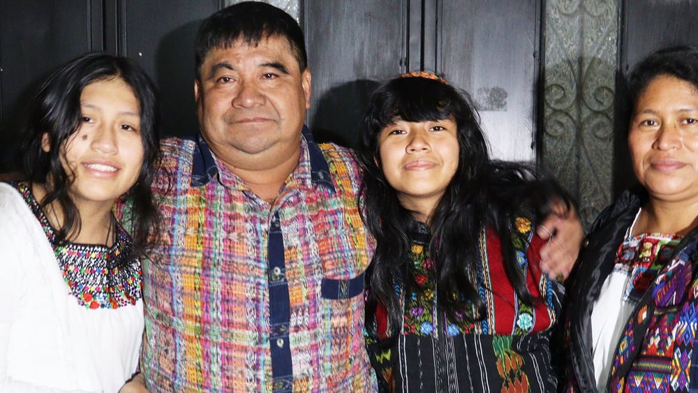 Bernardo Caal Xol nach seiner Freilassung mit seiner Familie © privat