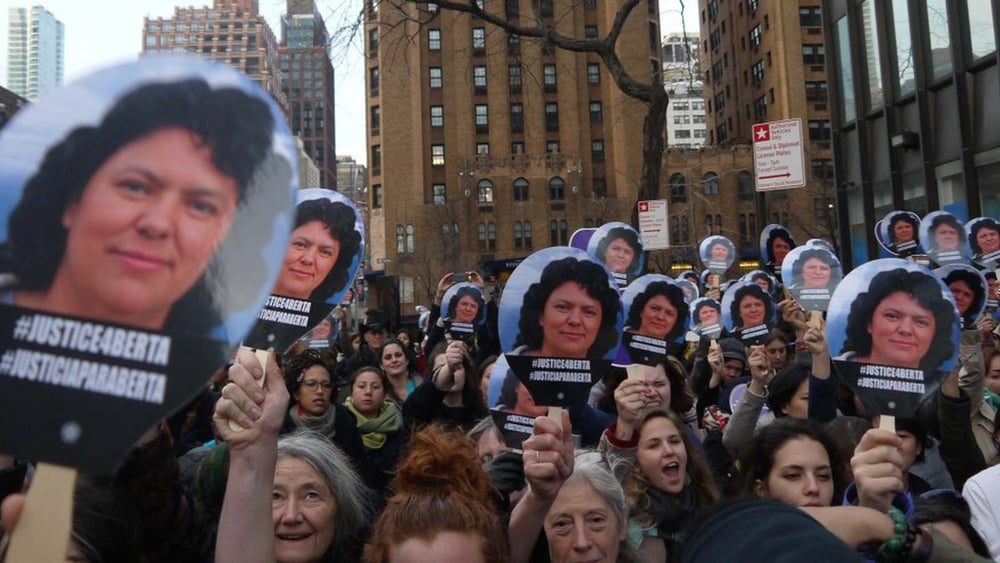 Demonstration in New York mit der Forderung, endlich Gerechtigkeit für Berta Cáceres herzustellen. © Amnesty International