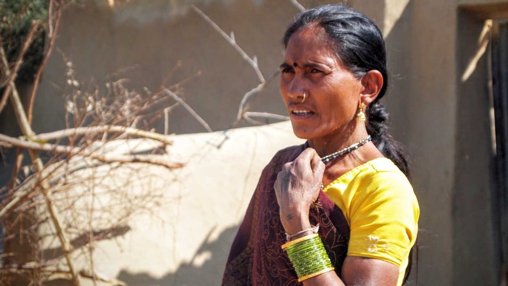 Die Adivasi-Frau Nirupabai neben ihrem Haus, das neun Tage zuvor zerstört worden war, um der Erweiterung der Kusmunda Mine Platz zu machen. All ihr Besitz und die Getreideernte eines Jahres wurden dabei vernichtet. Januar, 2014. © Amnesty International India