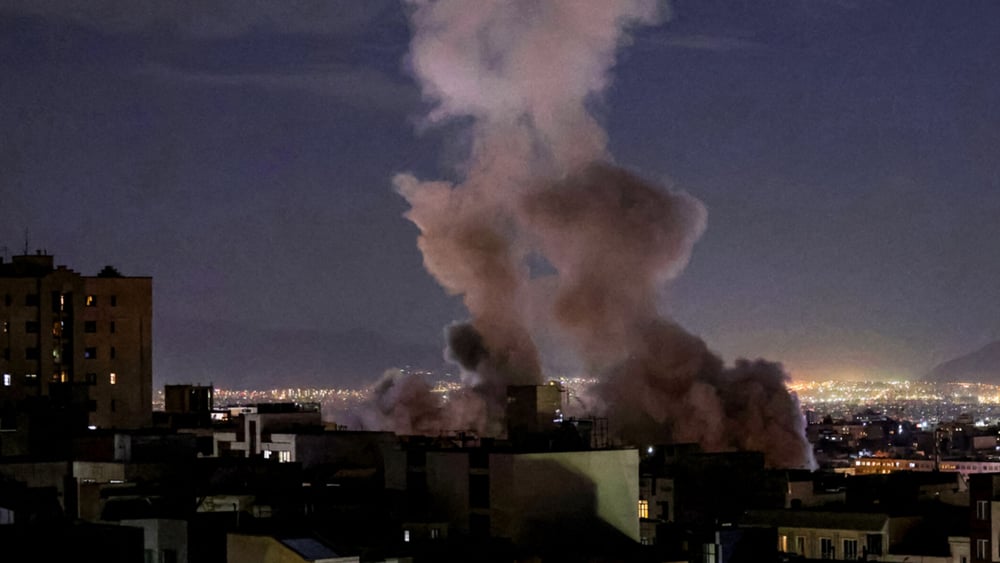 Teheran in der Nacht mit einer Rauchwolke über einem Haus, das von einer Rakete getroffen wurde (am 1. März 2026)